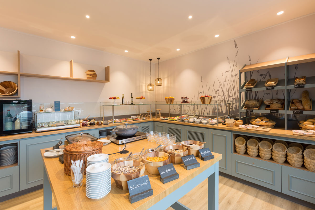 Generous breakfast buffet at the Koopmanns Hotel with fresh bread rolls, cold cuts, muesli, fruit and hot dishes.