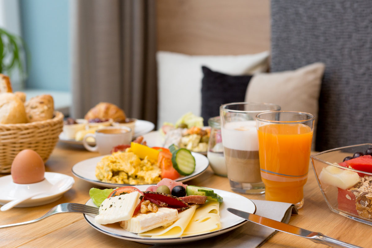 Detailaufnahme eines vielfältigen Frühstücks im Koopmanns Hotel &amp; Lädchen auf Rügen.