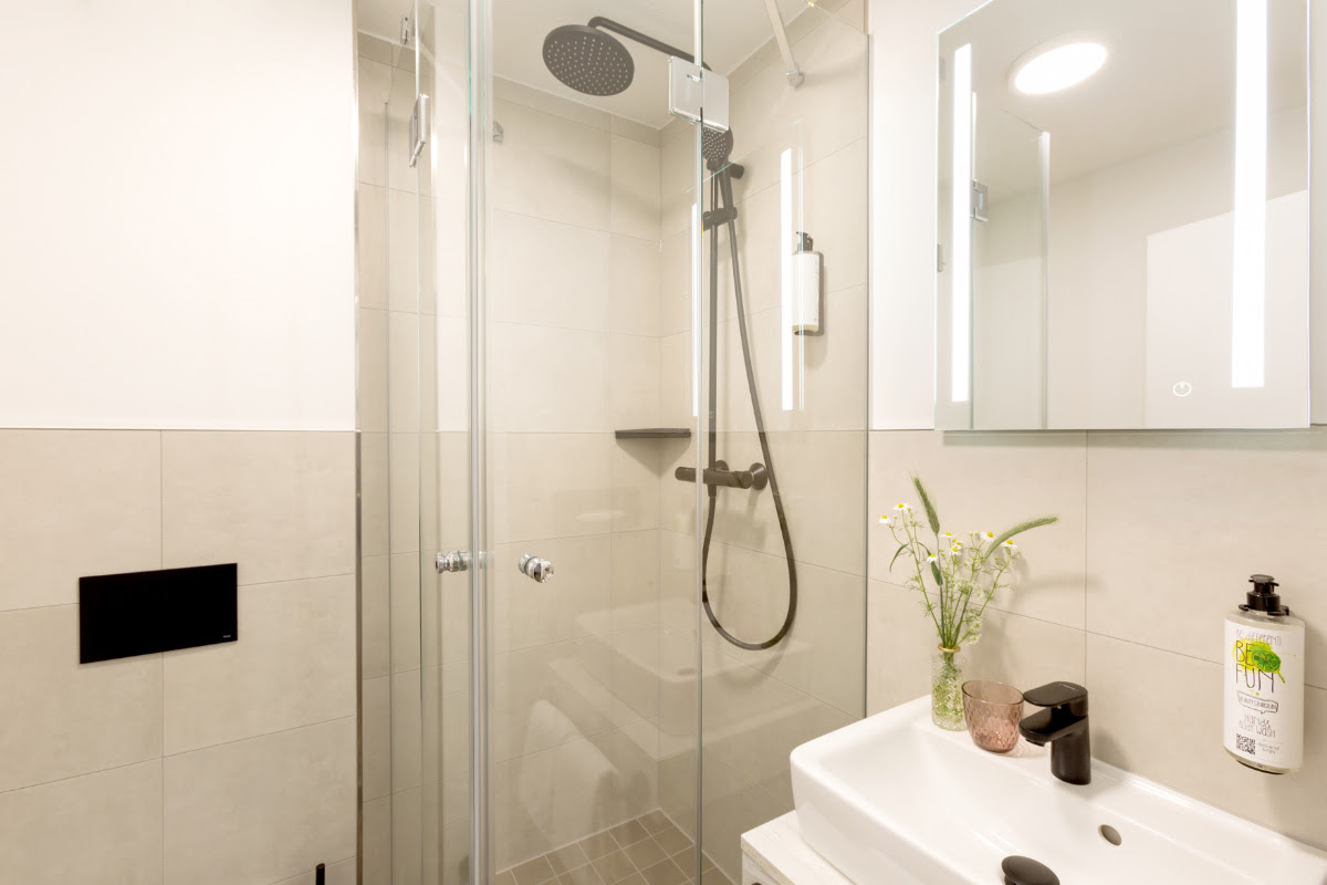 Elegantes Bad mit Glasdusche und modernen Details im Doppelzimmer des Koopmanns Hotel &amp; Lädchen.