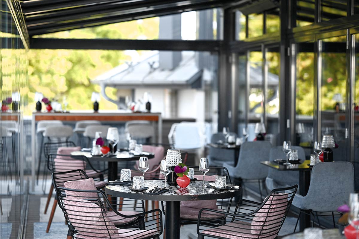 Stylish tables with glasses and flowers at Künstlerquartier Seezeichen Ahrenshoop