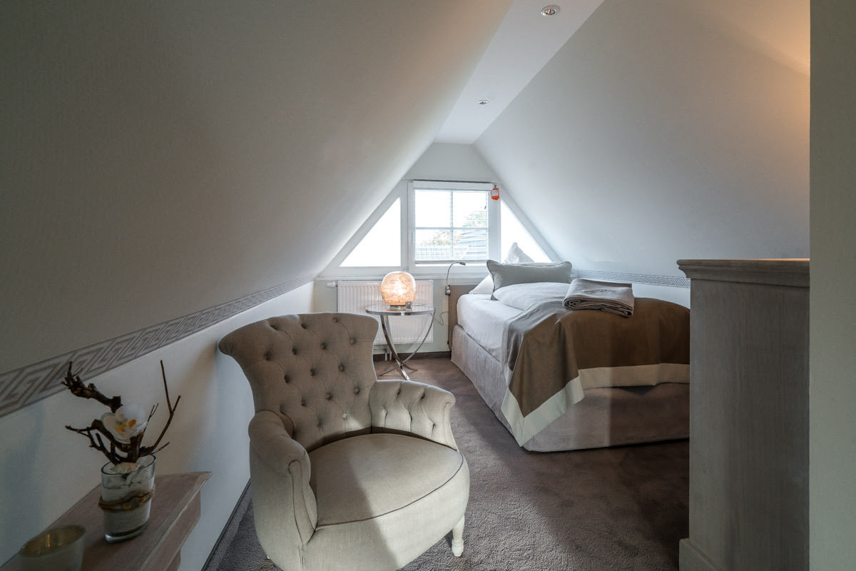 Bright attic room with cozy single bed in the vacation home Ostseeperle of the Hotel Künstlerquartier Seezeichen.