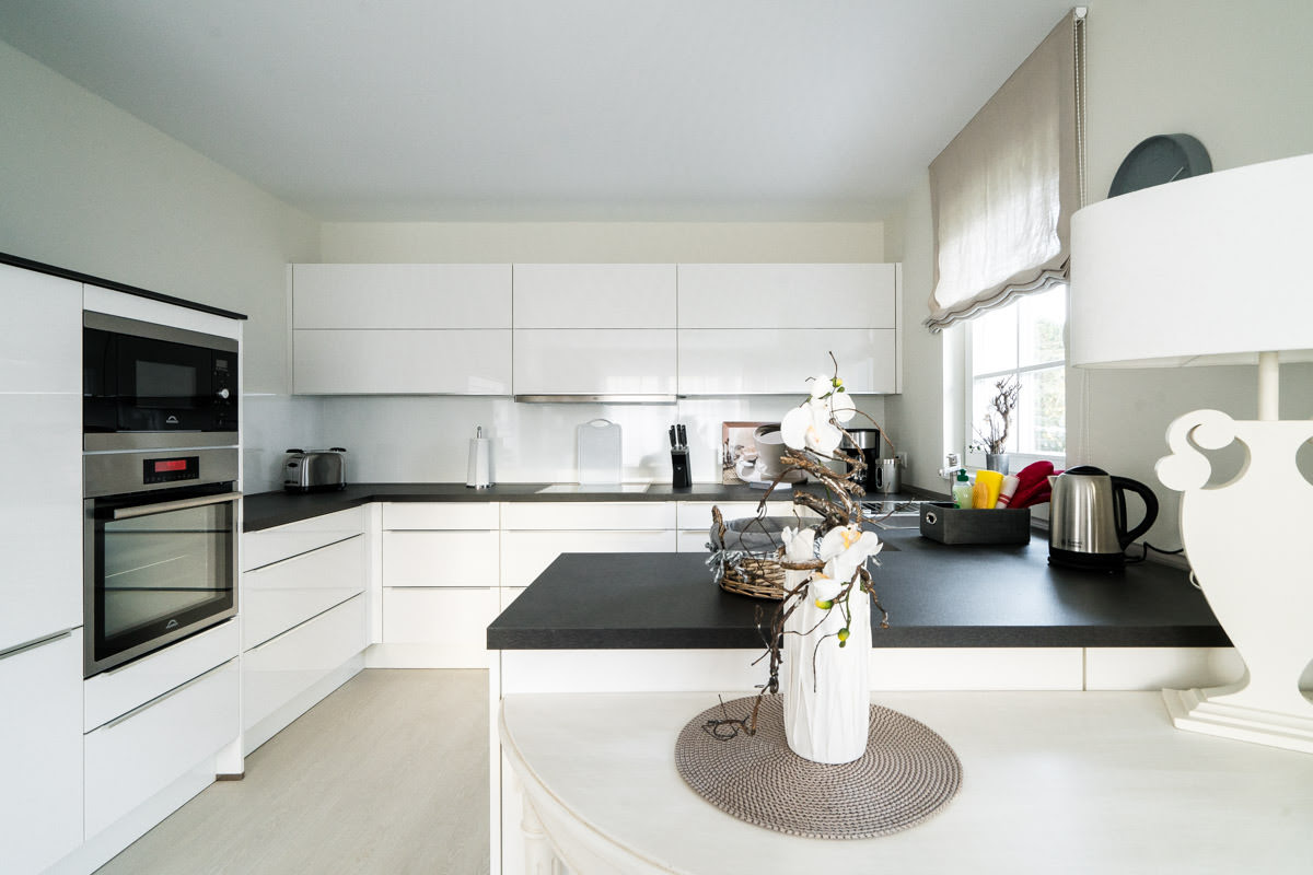 Timeless kitchen design in the vacation home of the Hotel Künstlerquartier Seezeichen with elegant furnishings and generous work surfaces.