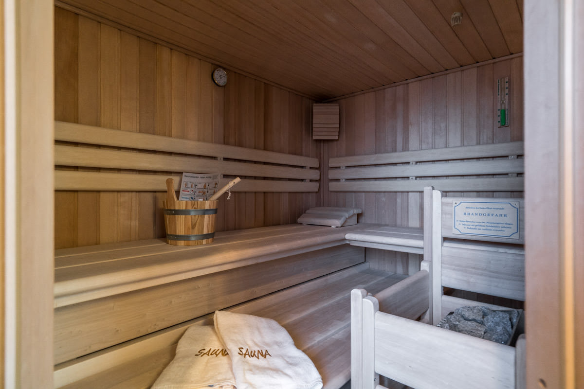 Private wooden sauna in the vacation home Ostseeperle of the Hotel Künstlerquartier Seezeichen for relaxation during your Baltic Sea vacation.