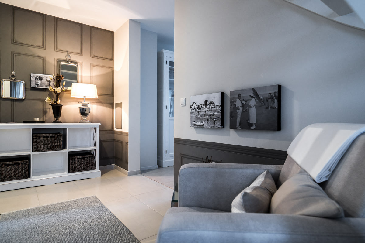Inviting living area with chic interior for quiet moments in the Baltic Sea pearl of the Hotel Künstlerquartier Seezeichen.