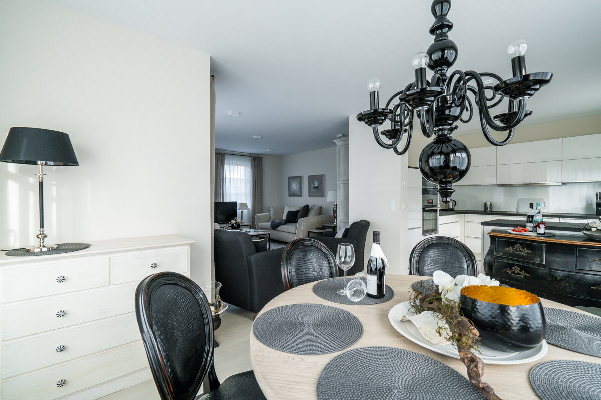 Moderner Essbereich im Ferienhaus Seewind mit stilvollem Tisch, eleganten Stühlen und direkter Verbindung zur Küche.