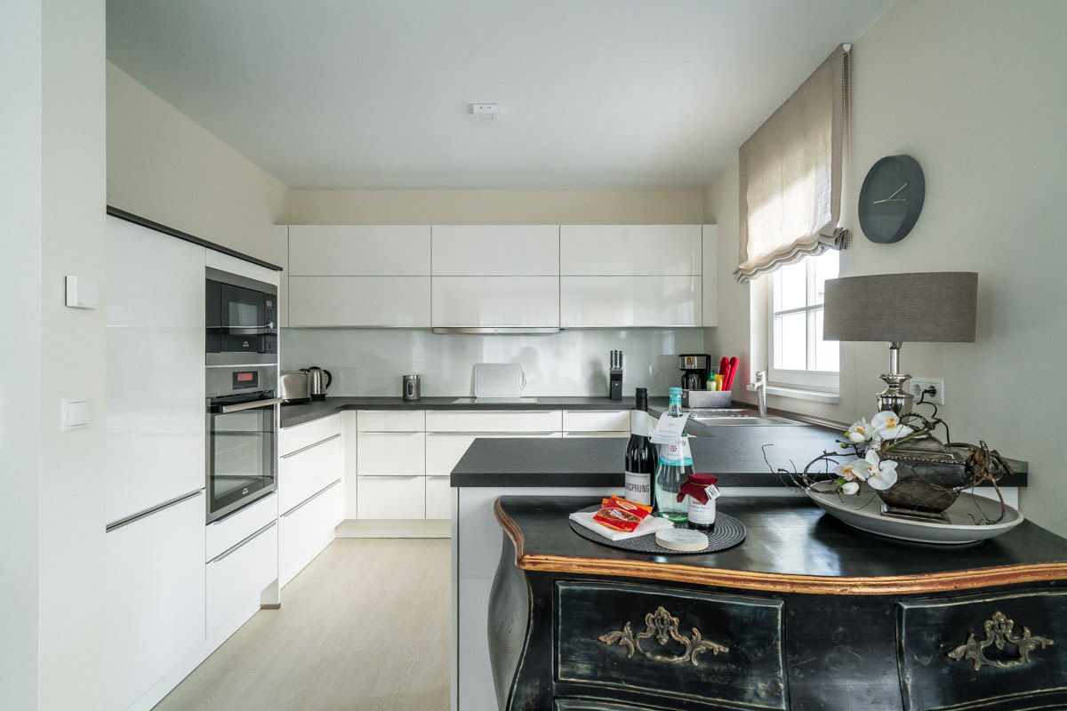 Komplett ausgestattete, moderne Küche im offenen Design im Ferienhaus Seewind des Hotel Künstlerquartier Seezeichen.