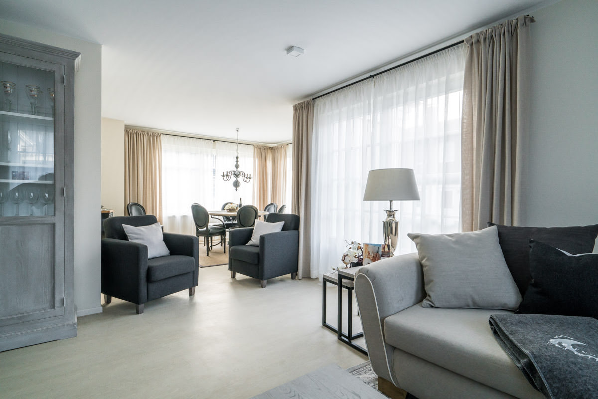 Lichtdurchflutetes Wohnzimmer im Ferienhaus Seewind mit eleganter Einrichtung des Hotel Künstlerquartier Seezeichen.