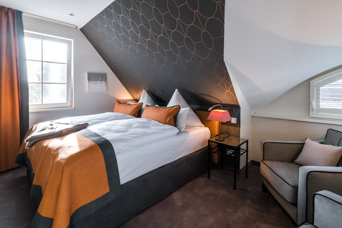 Comfortable bed in the Sonneninsel vacation home at Hotel Künstlerquartier Seezeichen with high-quality bed linen.