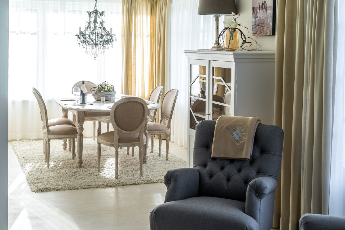 Dining area in the Sonneninsel vacation home at Hotel Künstlerquartier Seezeichen ideal for cozy meals in Ahrenshoop,