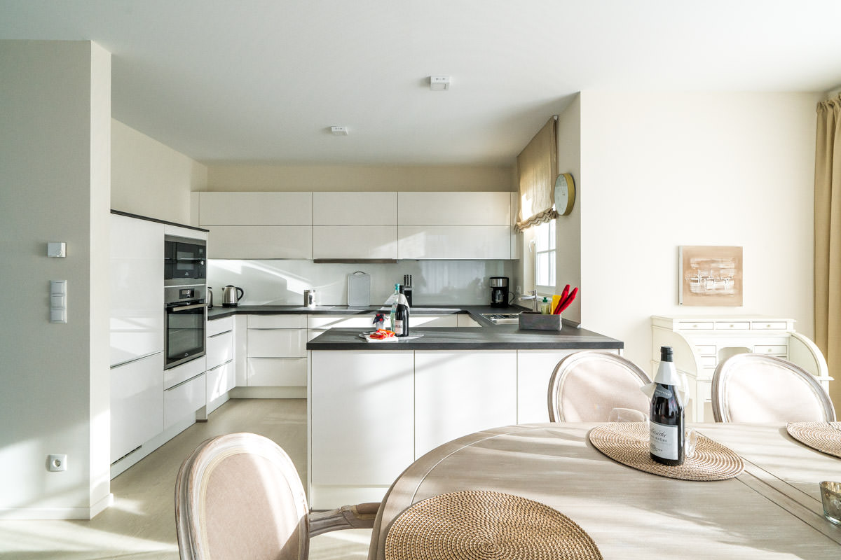 Open kitchen in the Sonneninsel vacation home at Hotel Künstlerquartier Seezeichen, ideal for cooking together on vacation.