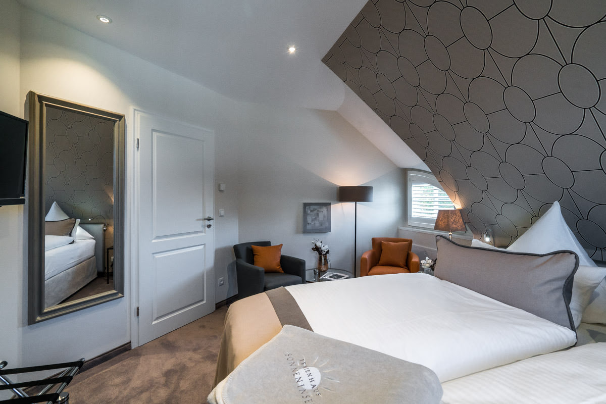 Bedroom in the Sonneninsel vacation home, part of the Hotel Künstlerquartier Seezeichen, with a cozy atmosphere.