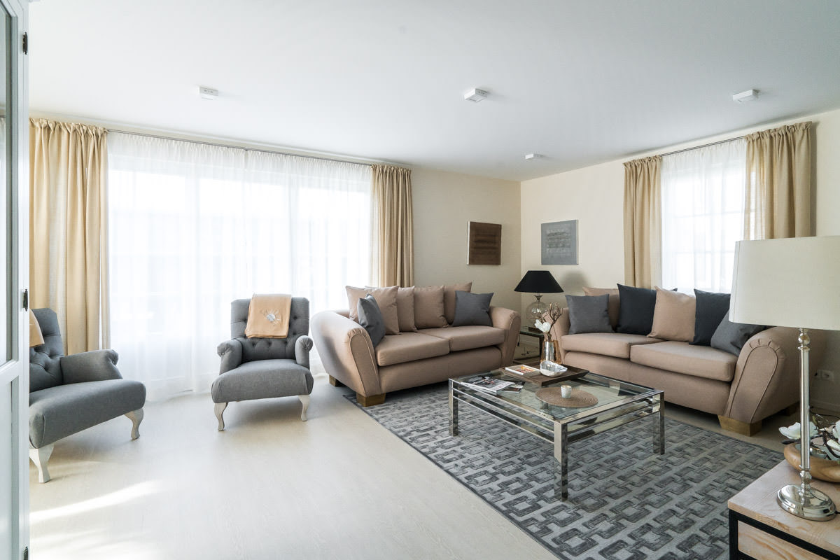 Living room in the Sonneninsel vacation home, part of the Hotel Seezeichen, perfect for sociable evenings and relaxation in Ahrenshoop.