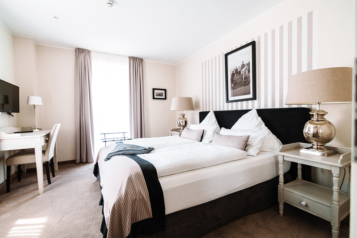 Bright bedroom of the Stranddistel vacation apartment in the Hotel Künstlerquartier Seezeichen with cozy double bed.