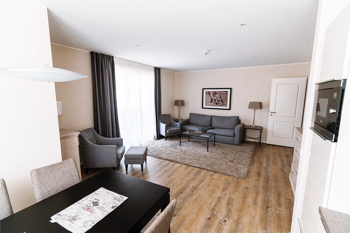 Stylishly furnished living and dining area in the Stranddistel vacation apartment in the dune park of the Hotel Künstlerquartier Seezeichen.