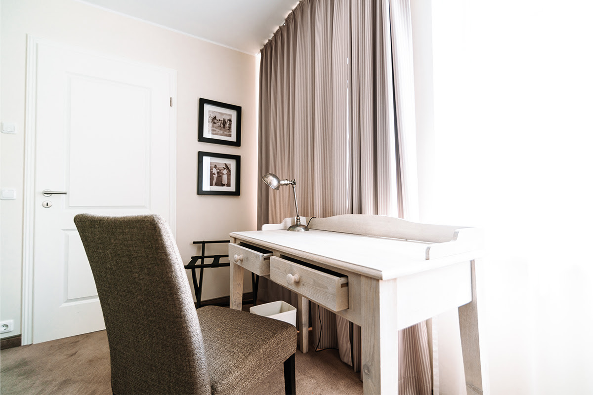 Einladender Arbeitsbereich mit Schreibtisch in der Ferienwohnung Strandmuschel im Hotel Künstlerquartier Seezeichen.