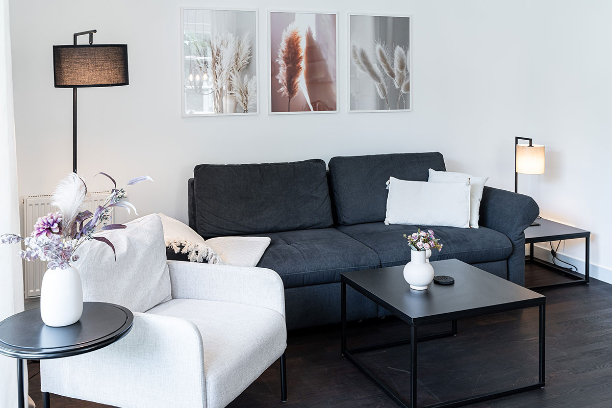 Elegantes Wohnzimmer mit gemütlicher Einrichtung in der Ferienwohnung Seeschwalbe im Hotel Künstlerquartier Seezeichen.