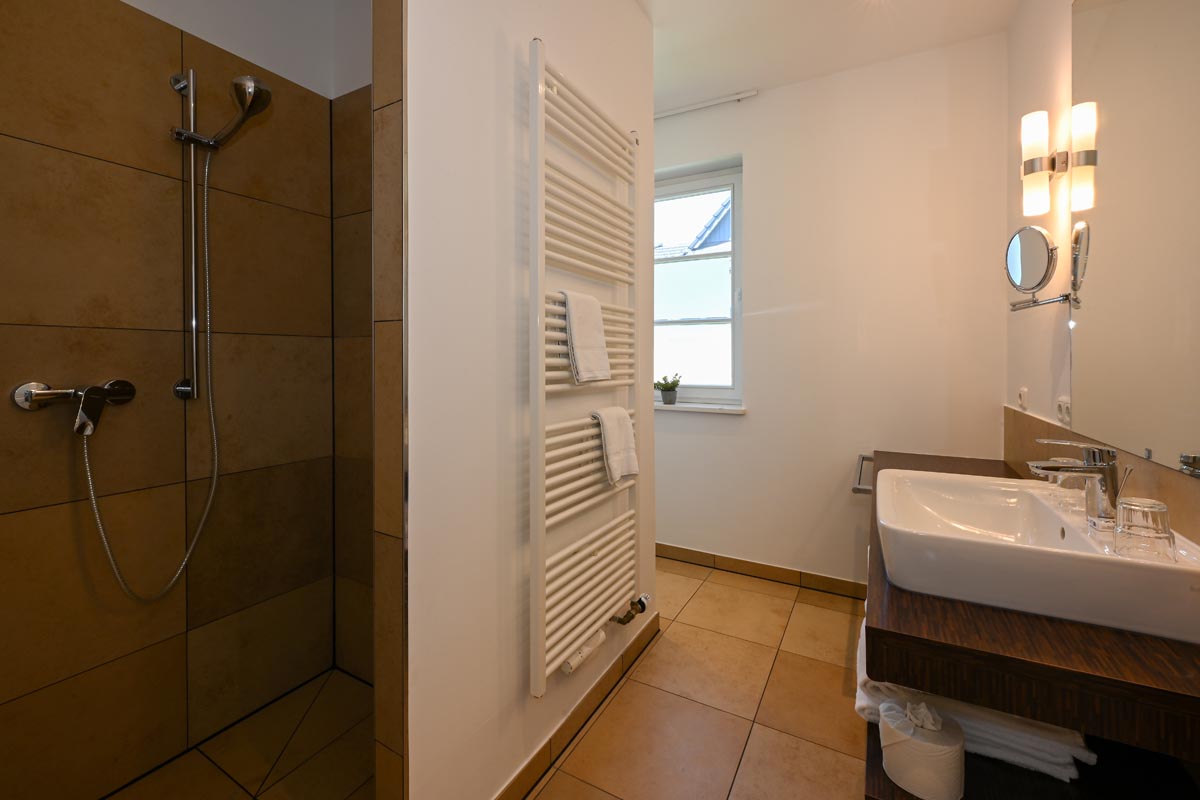 Large bathroom with shower and daylight in the Seestern vacation apartment in the Hotel Künstlerquartier Seezeichen.