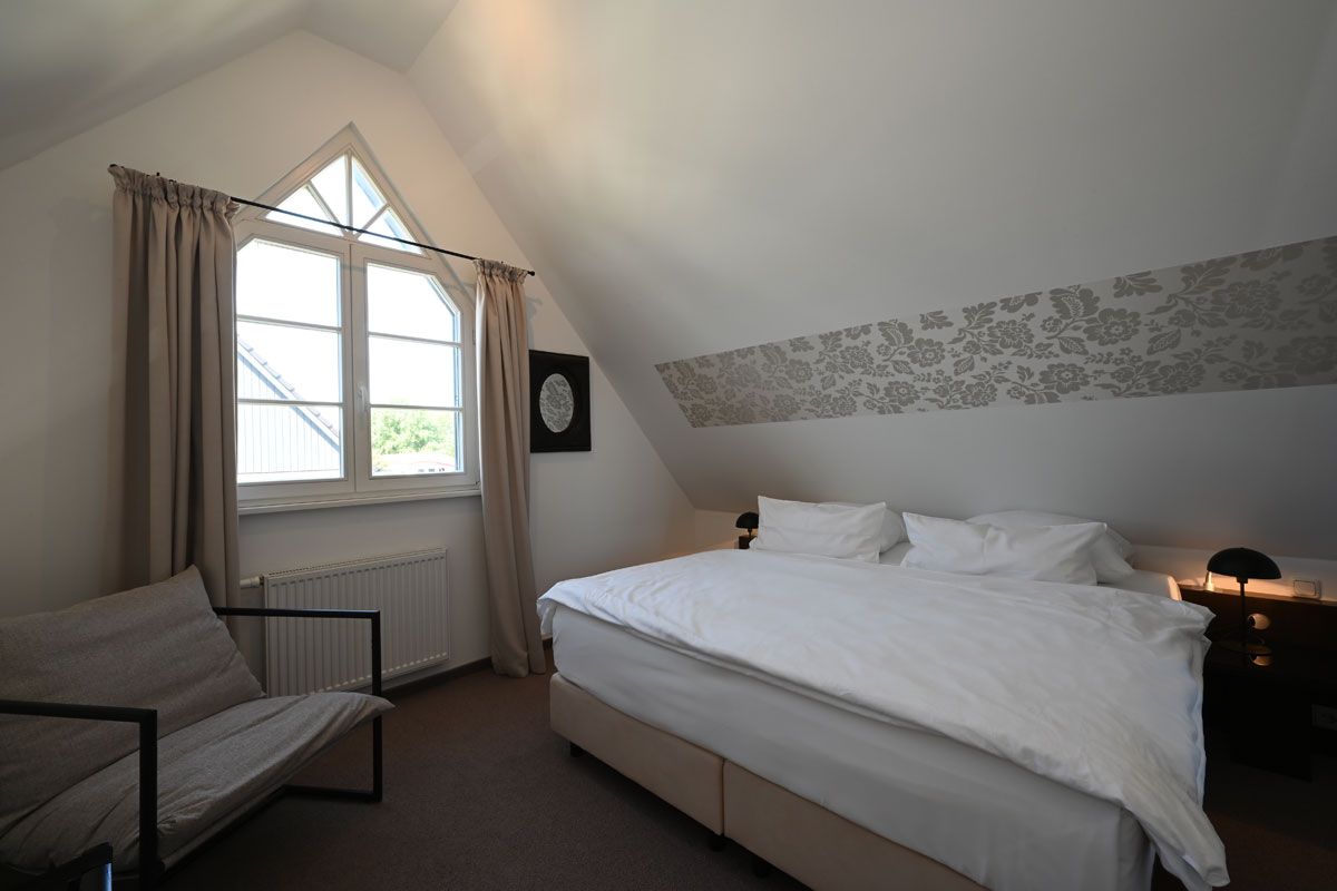 Cozy bedroom with inviting bed in the Seestern vacation apartment in the Hotel Künstlerquartier Seezeichen.