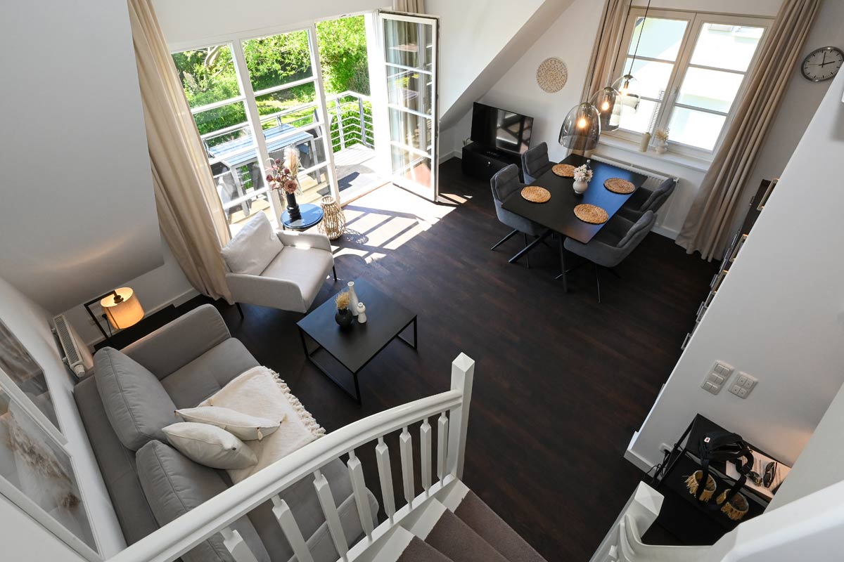 Overview of the living area of the Seestern vacation apartment in the Hotel Künstlerquartier Seezeichen with modern furnishings.