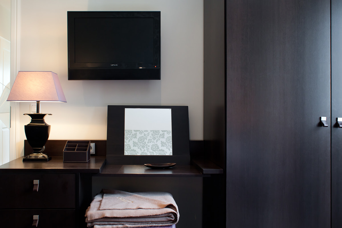 Functional desk with TV and storage space in the Strandmöwe vacation apartment in the Hotel Künstlerquartier Seezeichen.