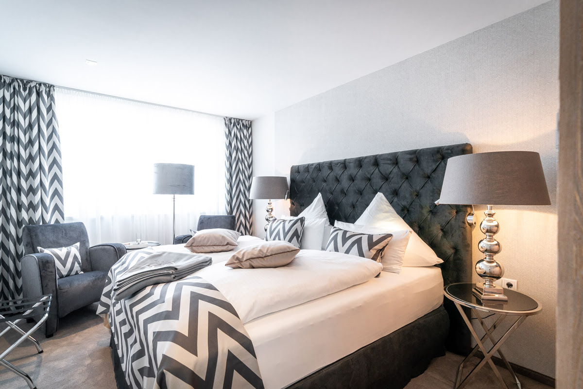 Stylish bedroom of the Strandoase vacation apartment with decorative elements in the Hotel Künstlerquartier Seezeichen.