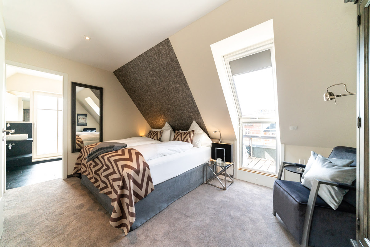 Bright en-suite bedroom with double bed in the Strandoase vacation apartment in the Hotel Künstlerquartier Seezeichen.
