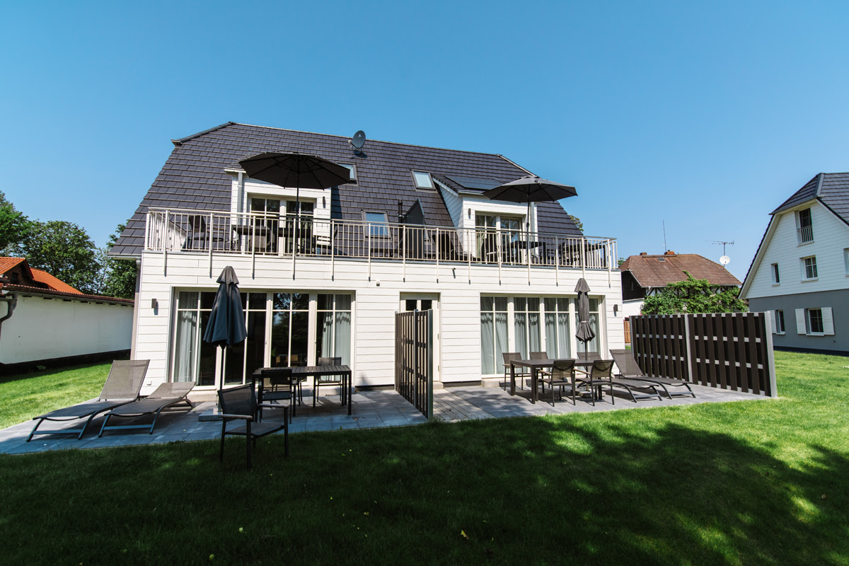 Large beach villa with garden and sun terrace in Ahrenshoop, part of the Hotel Künstlerquartier Seezeichen.