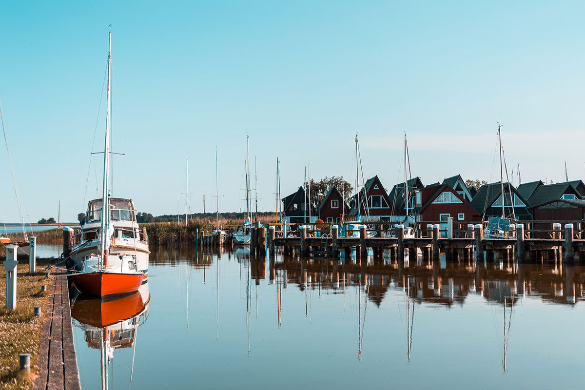 Not far from the Hotel Künstlerquartier Seezeichen are sailing boats and picturesque fishermen's houses in the harbor.