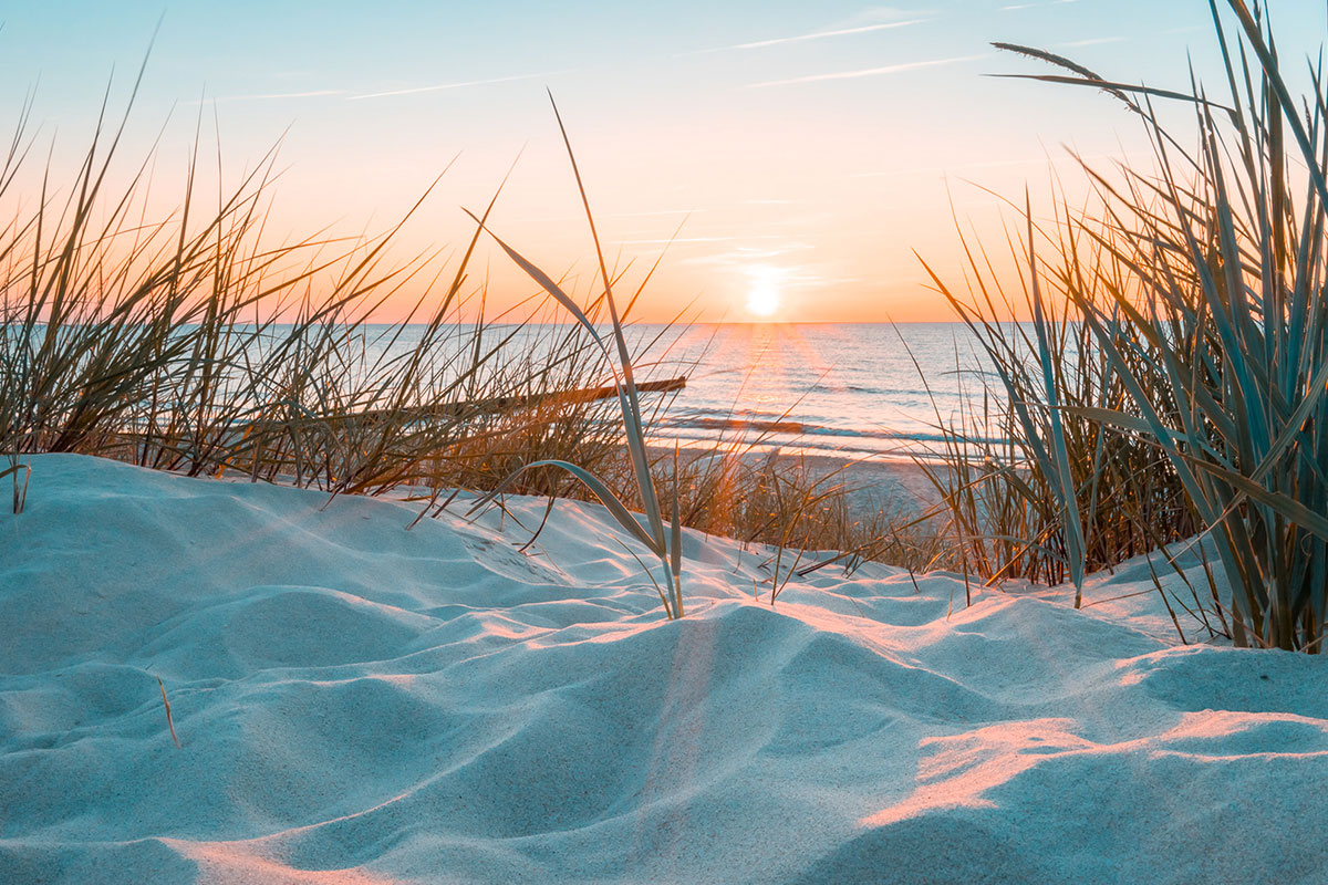 Sunset on the beach with dunes and sea views and a peaceful atmosphere at the Hotel Künstlerquartier Seezeichen.