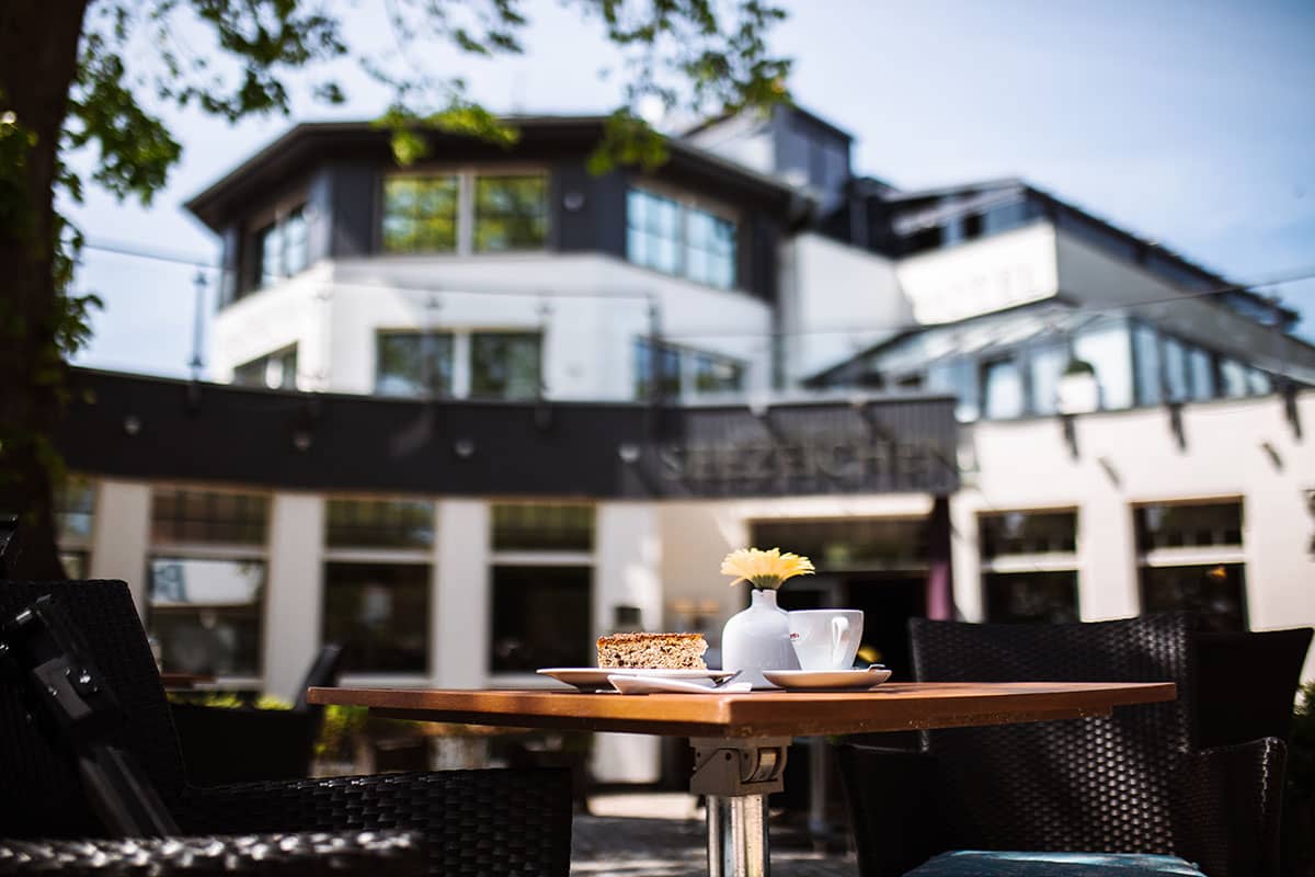 Outdoor gastronomy of the Hotel Künstlerquartier Seezeichen with coffee and cake during a stay in the room Seezeichen.