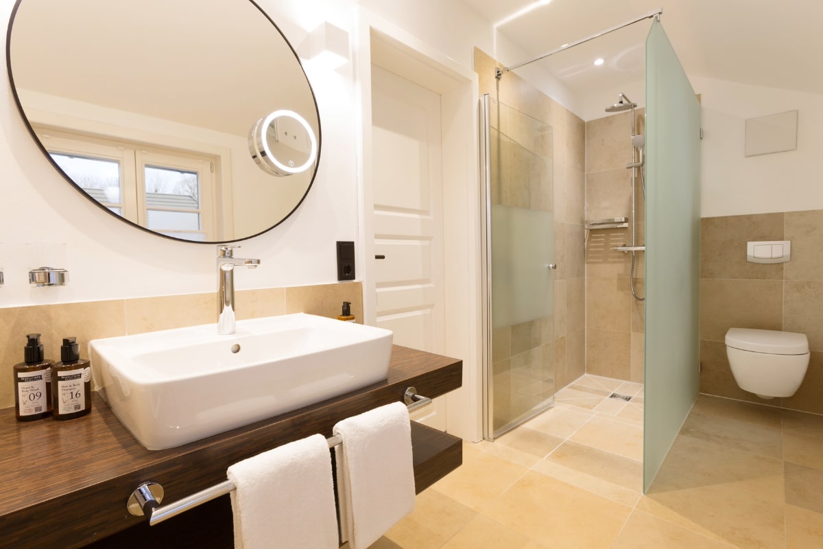 Helles Bad mit geräumiger Dusche und hochwertiger Ausstattung der Elisabeth Suite im Hotel Künstlerquartier Seezeichen.