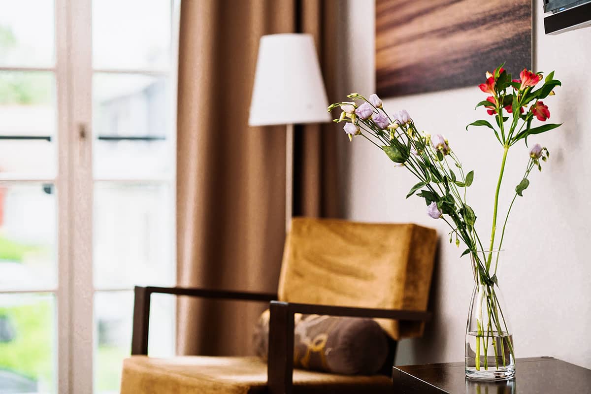 Komfortabler Stuhl aus Holz und Leder im Comfort-Doppelzimmer im Hotel Künstlerquartier Seezeichen.