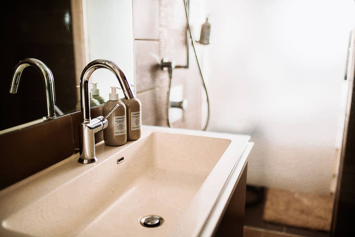 Modernes Waschbecken mit hochwertigen Pflegeprodukten im Comfort-Doppelzimmer des Hotels Künstlerquartier Seezeichen.