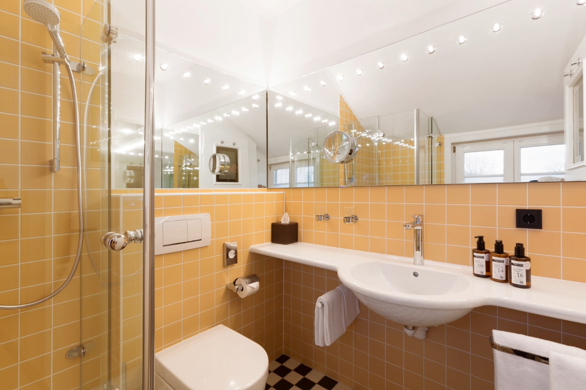 Badezimmer eines Doppelzimmer im Elisabeth von Eicken Hotel in Ahrenshoop.