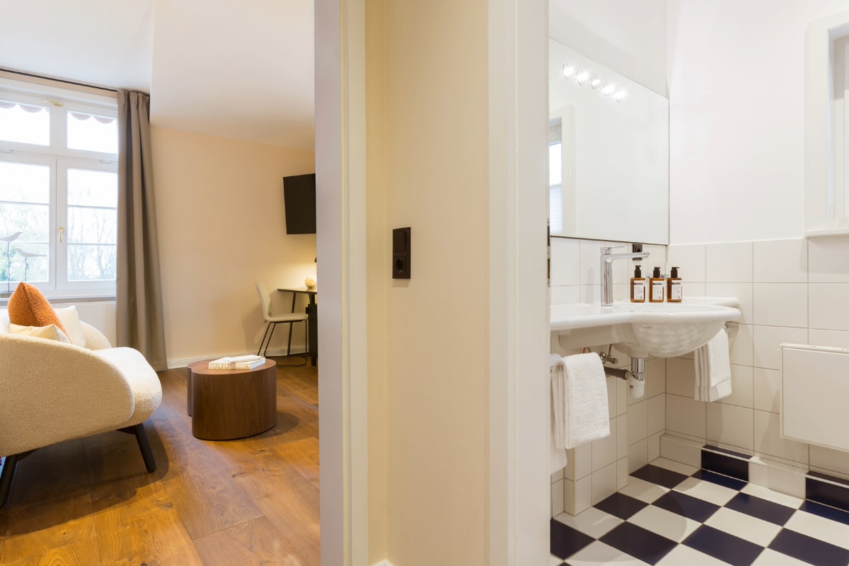 Detail of the double room with part of the bathroom in the Hotel Elisabeth von Eicken in Ahrenshoop.