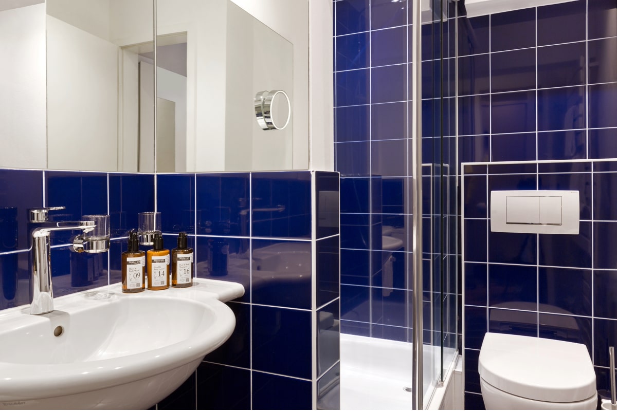 Badezimmer im maritimen Stil mit Dusche, WC und hochwertiger Ausstattung im Einzelzimmer des Elisabeth von Eicken Hotels.
