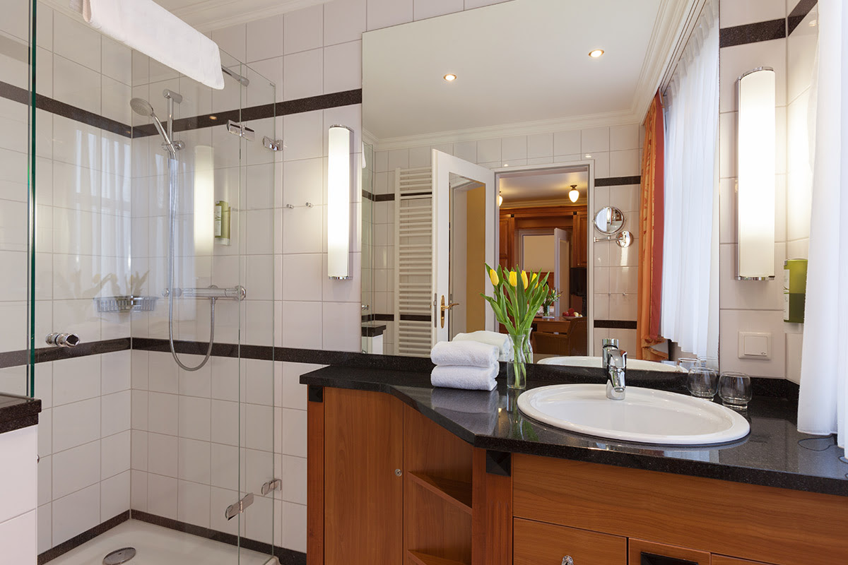 Elegantes Hotelbad mit großer Glasdusche im Queensize Doppelzimmer in den Dependancen des Vju Hotels.