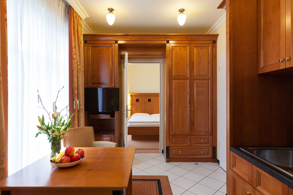 Queensize Doppelzimmer mit eigener Kitchenette und gemütlichem Essbereich in den Dependancen des Vju Hotels.