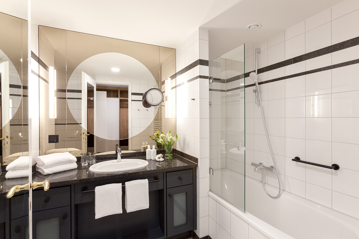 Hochwertig ausgestattetes Hotelbad mit Wanne im Doppelzimmer des Vju Hotels auf Rügen.