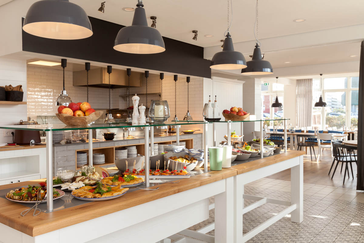 Breakfast buffet with a selection of fresh food and drinks at the Wyn. Strandhotel on Sylt.
