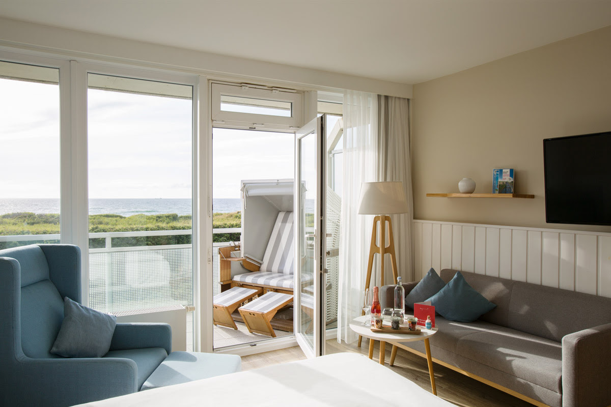 Hotel room with seating area, direct access to the balcony and your own beach chair at the Wyn. Strandhotel on Sylt.