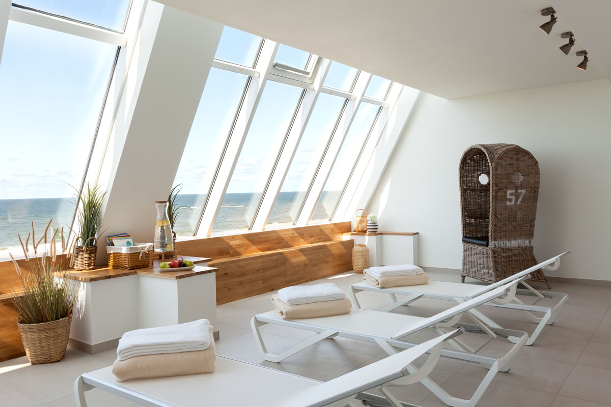 Wellness area at the Wyn. Beach hotel with loungers, wicker chairs and sea view with numerous vacation offers.