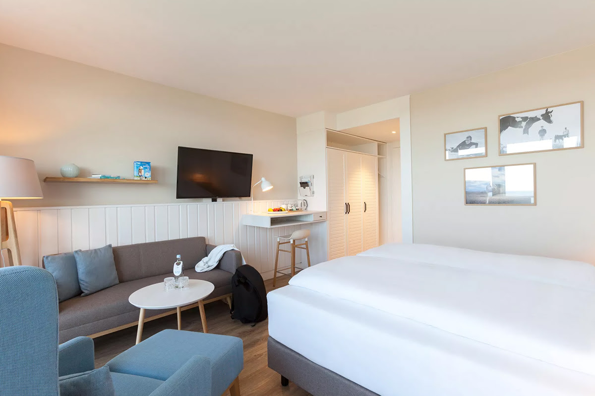 Bright, inviting Meerzeit room at the Wyn. Strandhotel with a feel-good atmosphere, combined with Scandinavian design.