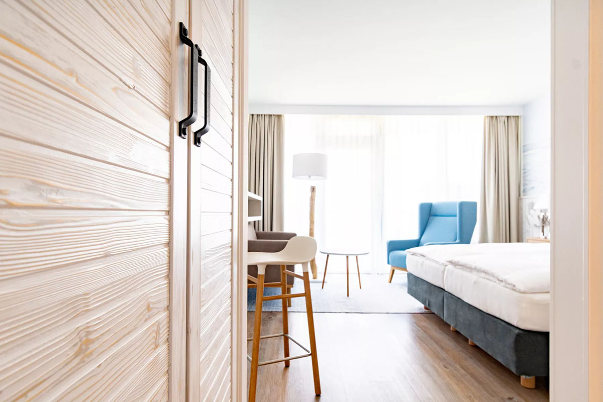 Bright entrance area of the modern hotel room Muschelsucher in the Wyn. Strandhotel on Sylt.