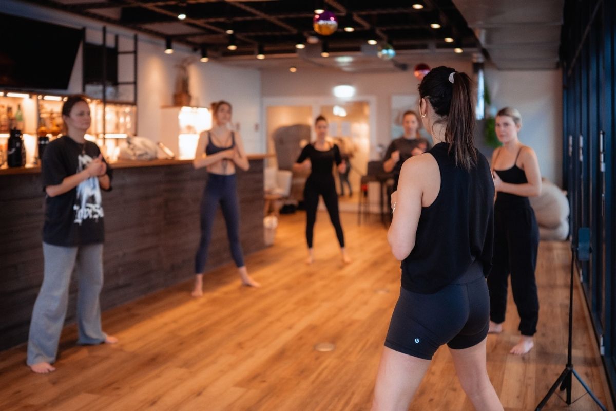Teilnehmerinnen beim Powerful You Retreat im Wyn Strandhotel Sylt während einer gemeinsamen Trainingseinheit mit Fokus auf Bewegung und innere Stärke.