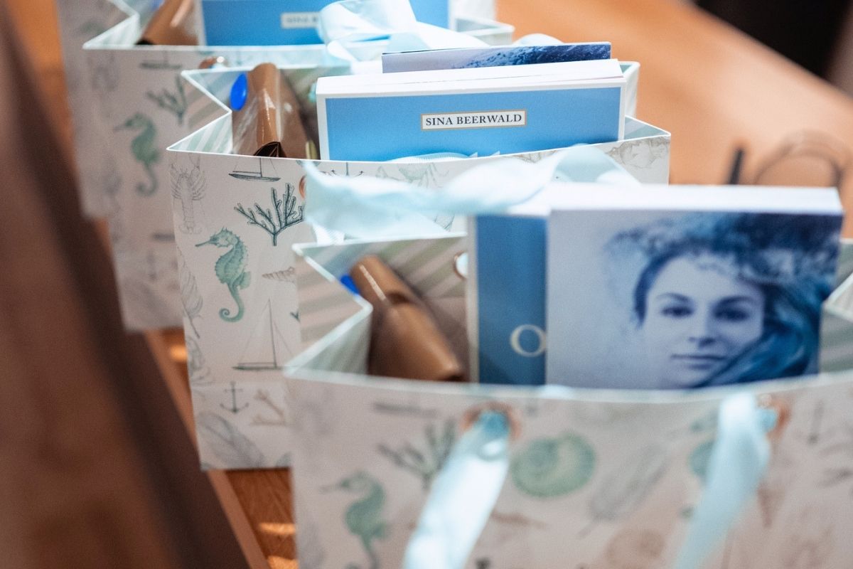 Liebevoll vorbereitete Welcome Bags für die Teilnehmerinnen des Powerful You Retreats im Wyn Strandhotel Sylt.