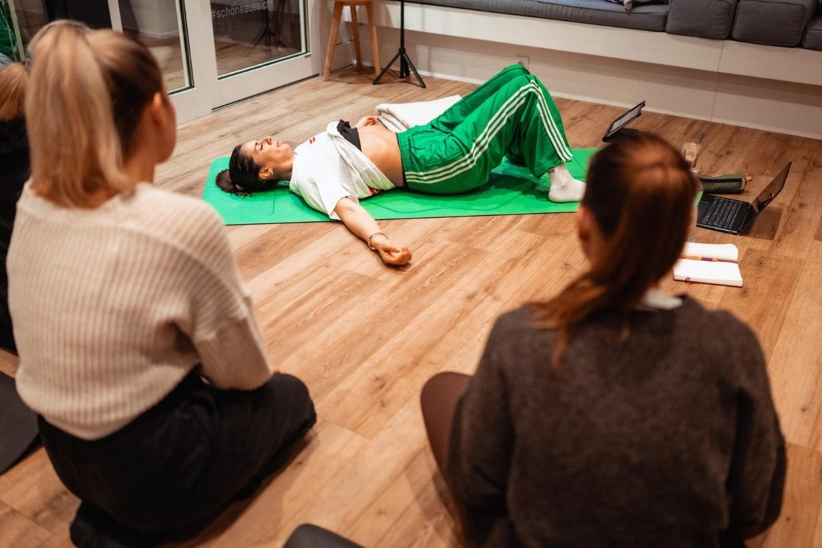 Teilnehmerinnen beobachten eine angeleitete Atem- und Entspannungsübung beim Powerful You Retreat im Wyn Strandhotel Sylt.