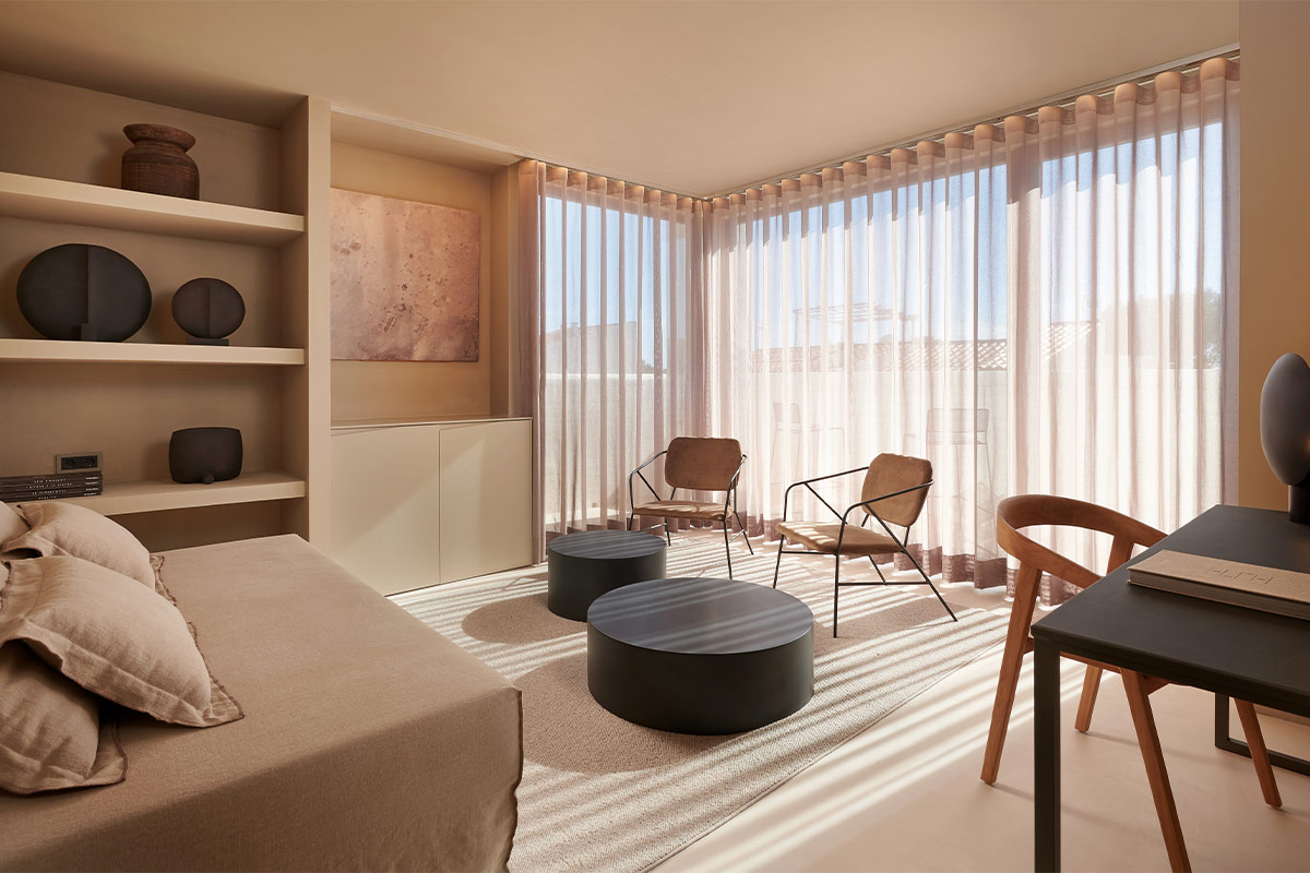 Modern eingerichtetes Wohnzimmer mit großen Fenstern, sanftem Licht und minimalistischen Möbeln im Barefoot Hotel Mallorca.