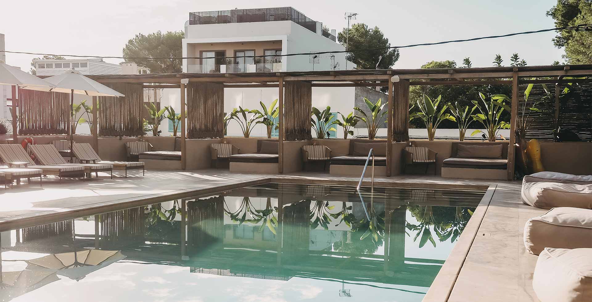 Pool area with modern loungers, palm trees and a relaxed atmosphere at the Barefoot Hotel Mallorca.