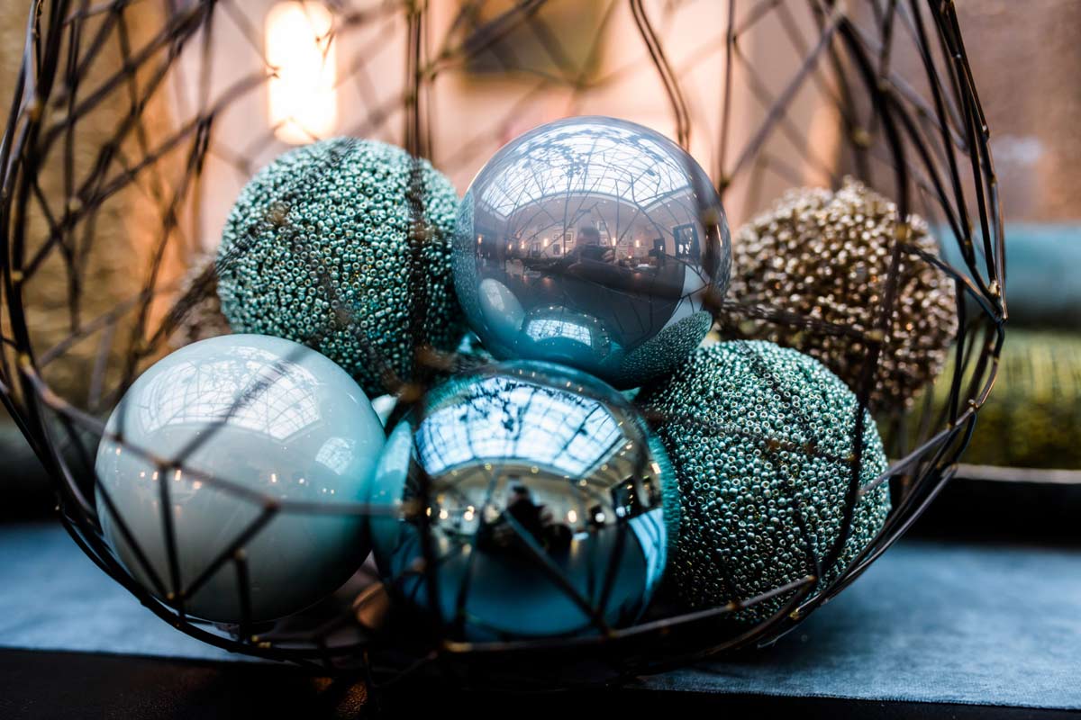 Close-up of decorative balls in different shades of blue in a metal basket at the Hotel Elephant Weimar.